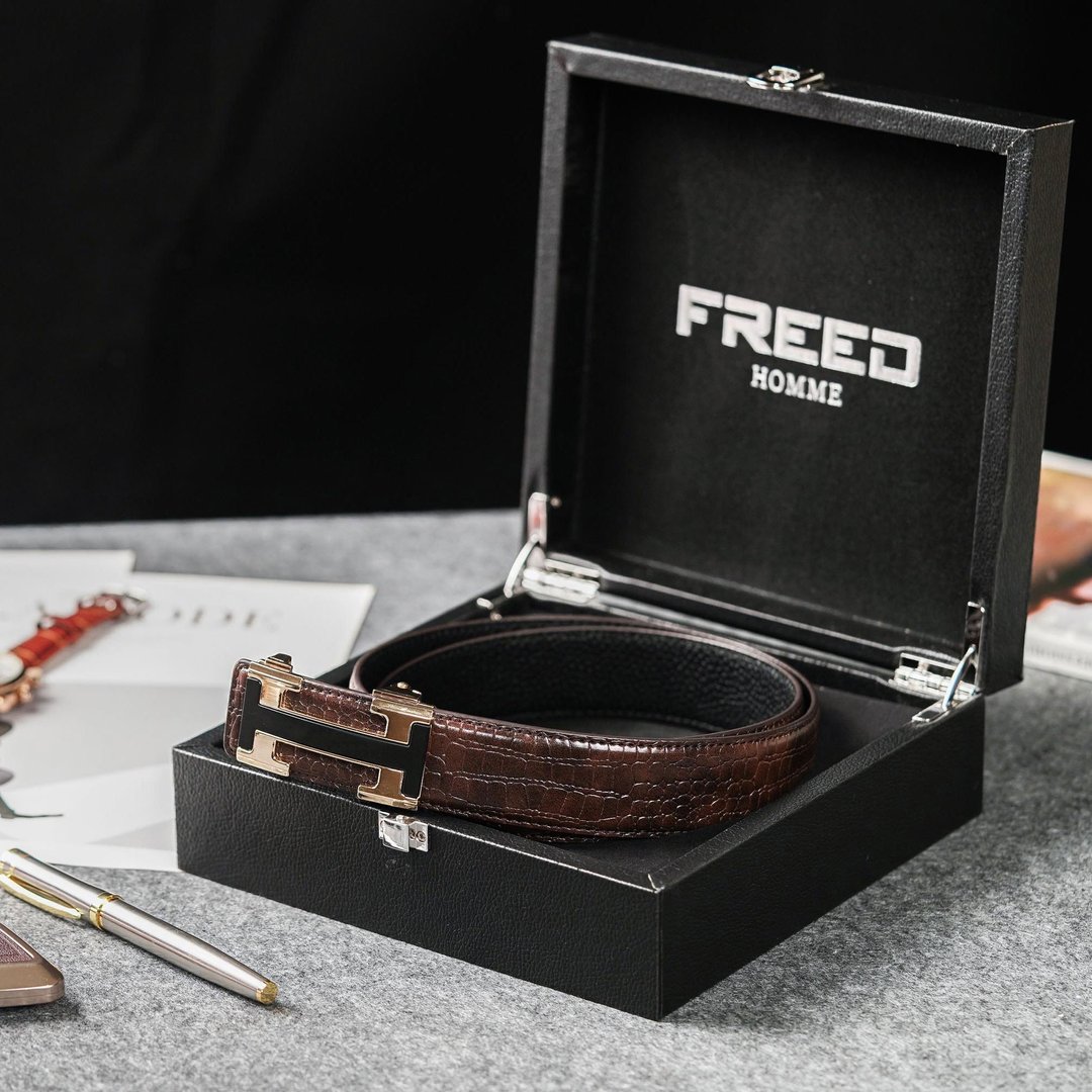 【FREED】金属英文扣真皮皮带 皮革 送礼推荐 退休礼物 男生礼物 - 皮带/腰带 - 真皮 咖啡色