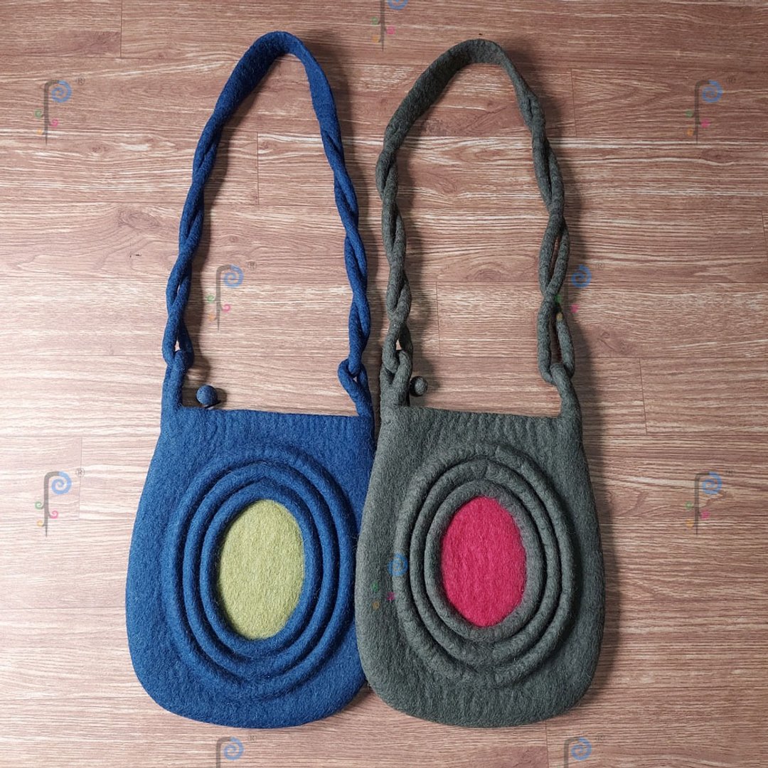 Wool felt messenger bag, handmade, 100% wool, unisex bag, creative shoulder bag - 侧背包/斜挎包 - 羊毛 蓝色