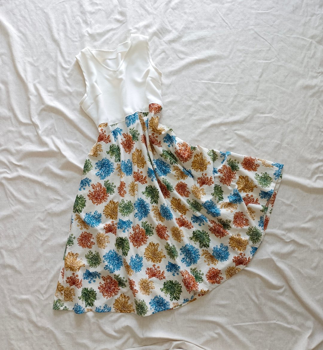 Designer collection 象牙白拼接烟花印花无袖洋装 - 洋装/连衣裙 - 棉．麻 多色