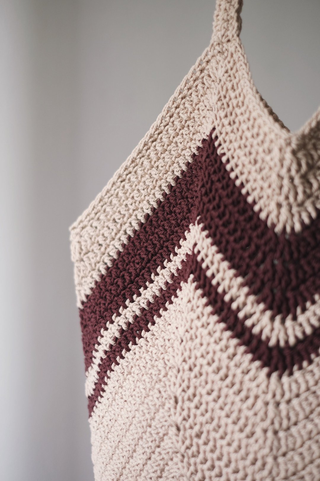 Crochet shoulder bag, cotton twine. Creamy with mangosteen - 手提包/手提袋 - 棉．麻 