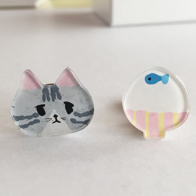 Prabang earrings Sabatoraneko - 耳环/耳夹 - 塑料 灰色