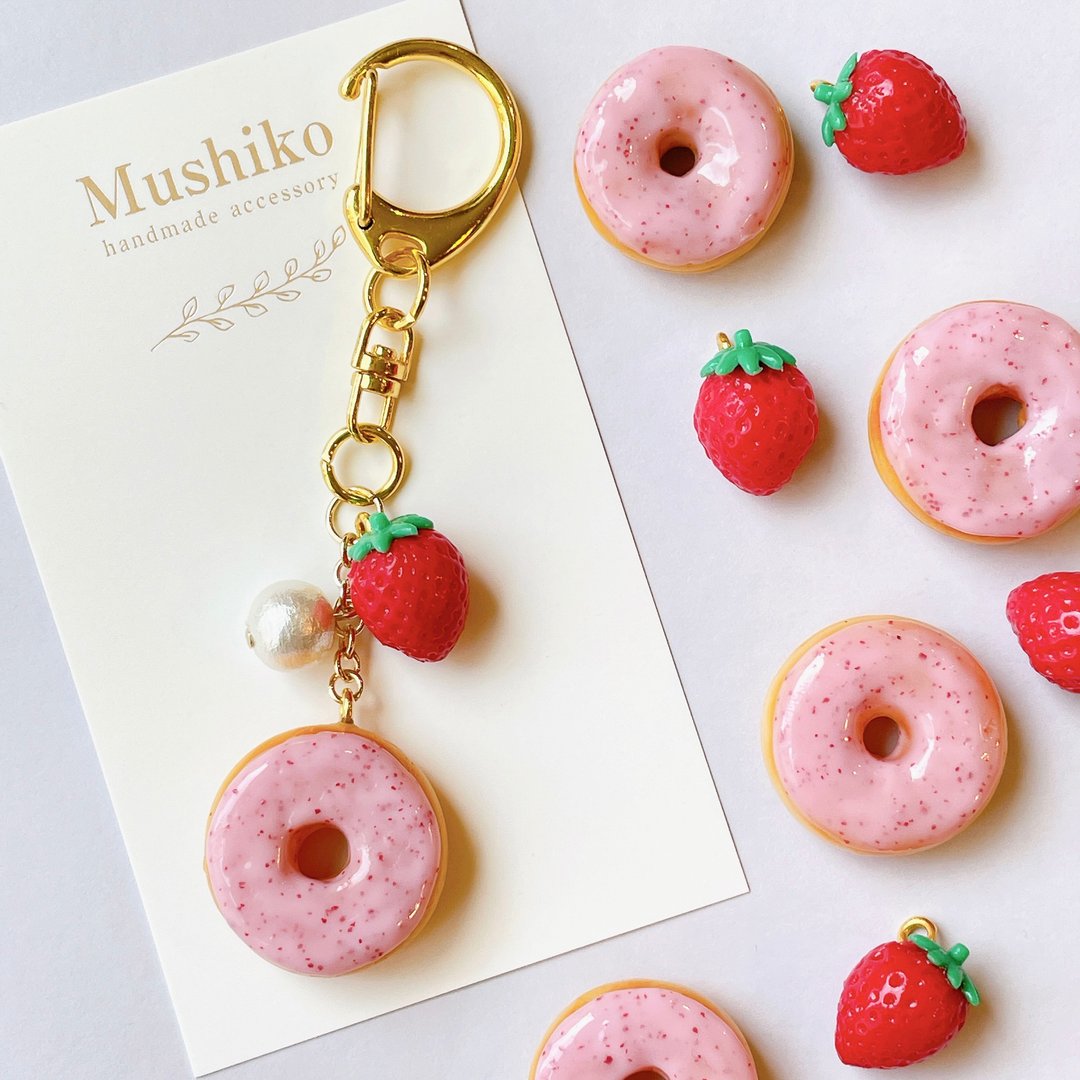 Tubu-Tubu Strawberry Donut Keychain - 钥匙链/钥匙包 - 粘土 粉红色