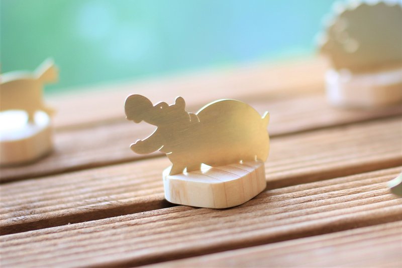 Brass Brooch - Hippo - 胸针 - 铜/黄铜 金色