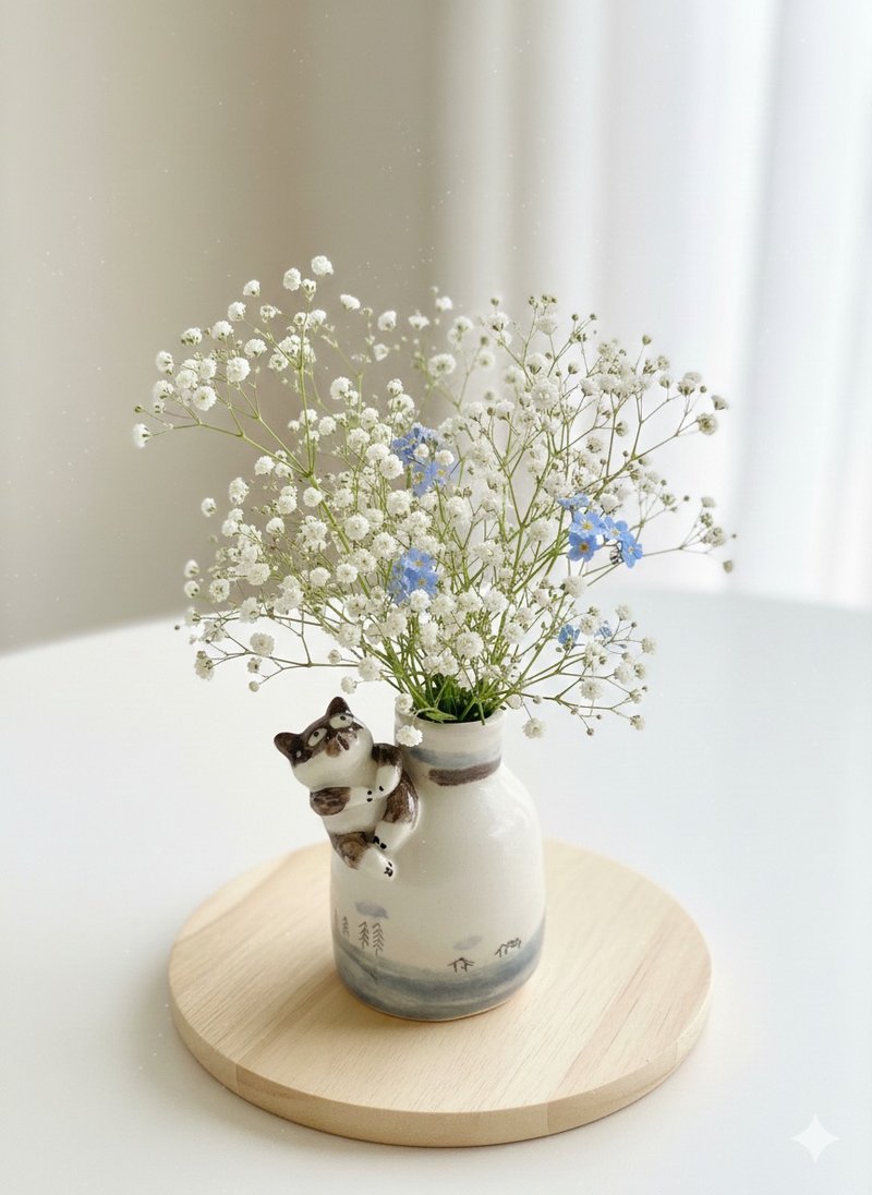 浅咖啡色的猫猫 坐在冬日安静的村庄 花瓶 - 花瓶/陶器 - 瓷 白色