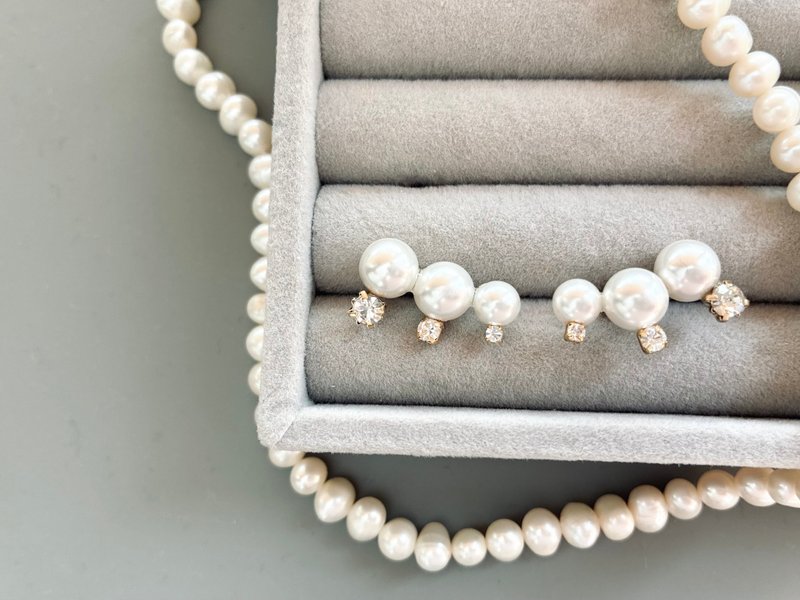 Three pearl drop【珍珠 / 简约 / 宴会 / 宝石 / 水滴 / 礼物 / 小礼 / 春天 / 婚礼】 - 耳环/耳夹 - 珍珠 白色