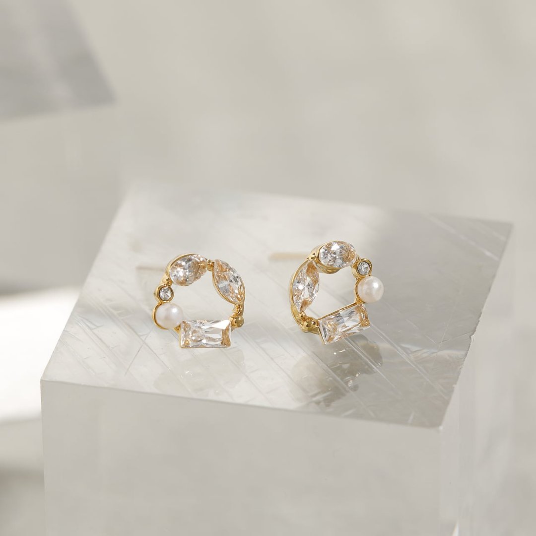 circle gems GD ─ 闪耀锆石编织花环造型水晶缀饰耳针 (金色) - 耳环/耳夹 - 其他金属 金色