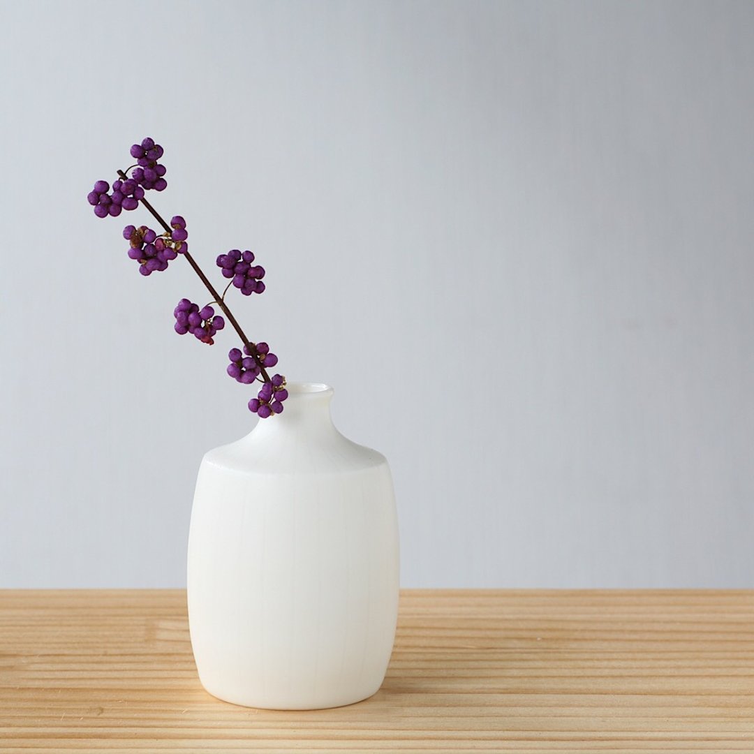Small white pottery flower vase, square shape - 花瓶/陶器 - 瓷 白色