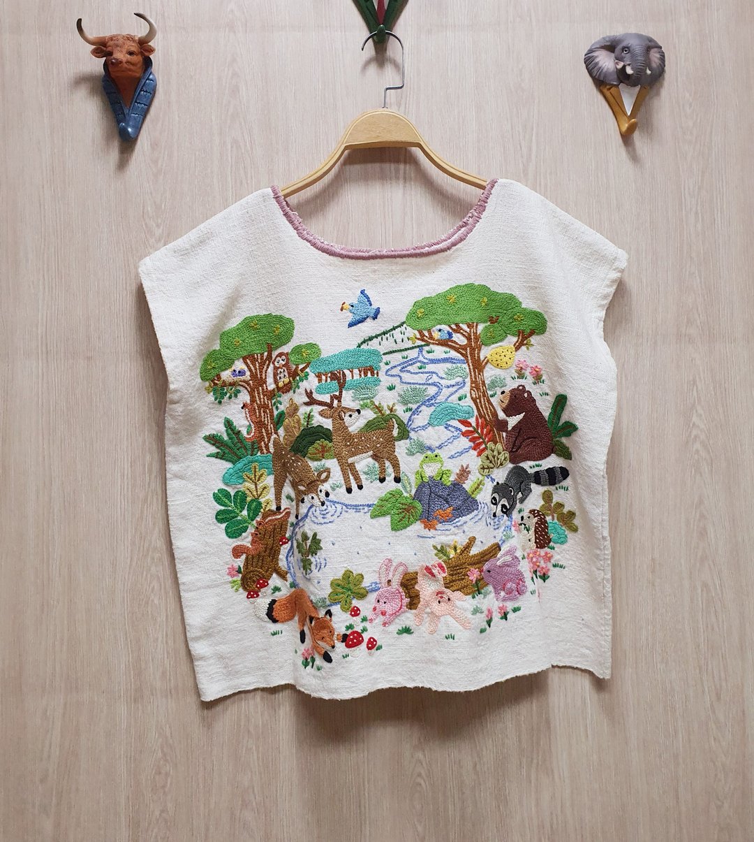 手绣刺绣，纯棉衬衫，森林里的各种动物图案。 - 女装上衣 - 绣线 白色