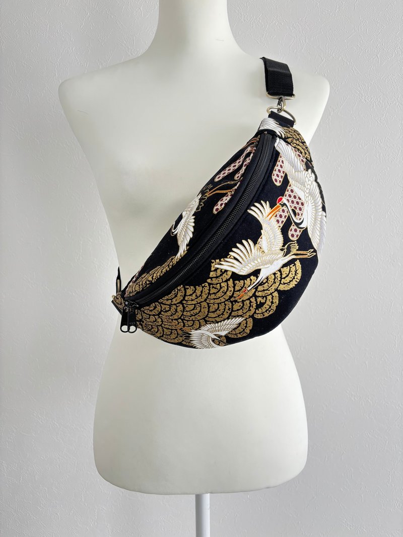 和风图纹 斜背包 鹤 吉祥物 黑色 肩背包 100% 纯棉 - 其他 - 棉．麻 黑色