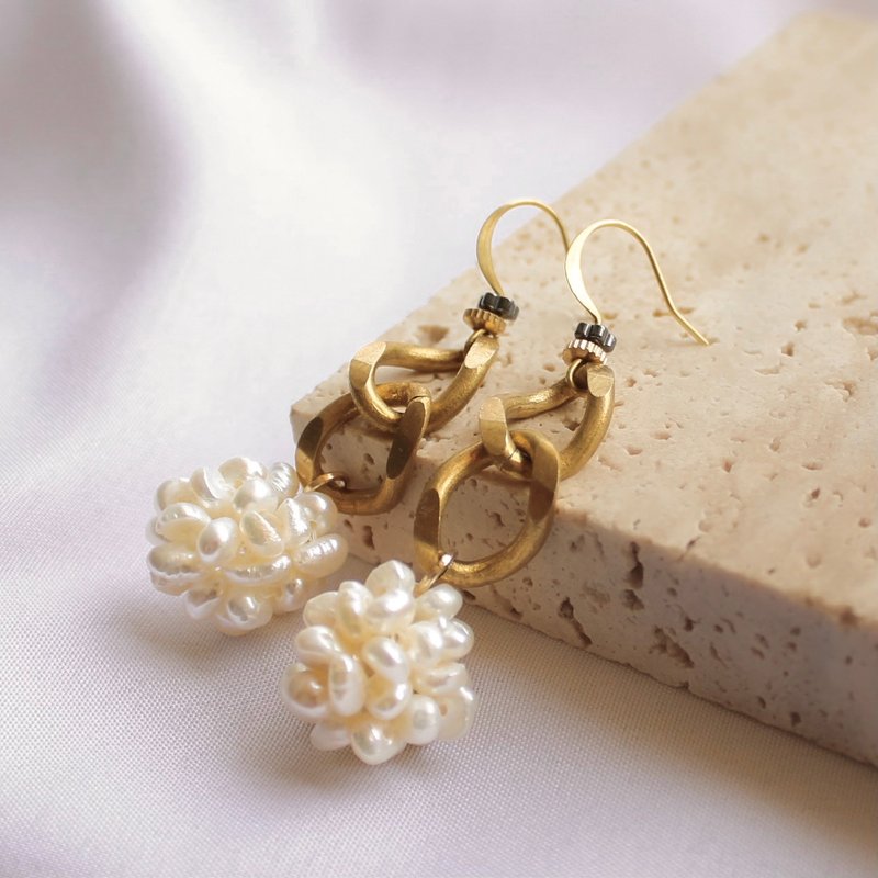淡水珍珠编织花球链条手工耳环 / 耳夹 婚礼 新娘耳环 - 耳环/耳夹 - 珍珠 白色