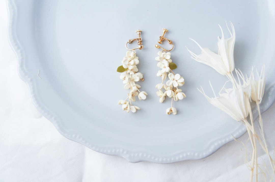 -Swaying in your ear- Clip-On or pierced earrings made of ginmokusei - 耳环/耳夹 - 真皮 白色