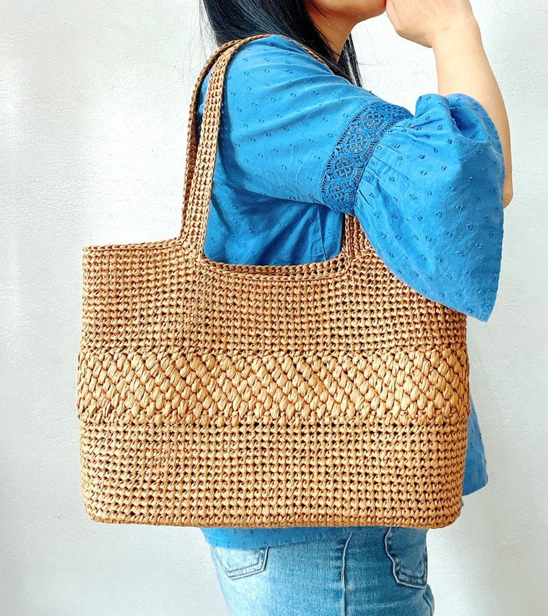 拉菲草手钩编织袋—腰饰带款 - 经典驼色 - 侧背包/斜挎包 - 环保材料 