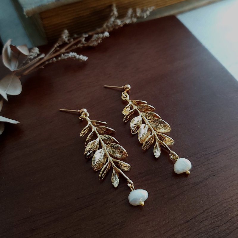 独家 - Aiyana 淡水珍珠 树叶形状 复古系列耳环 - 耳针/耳夹 - 耳环/耳夹 - 珍珠 金色