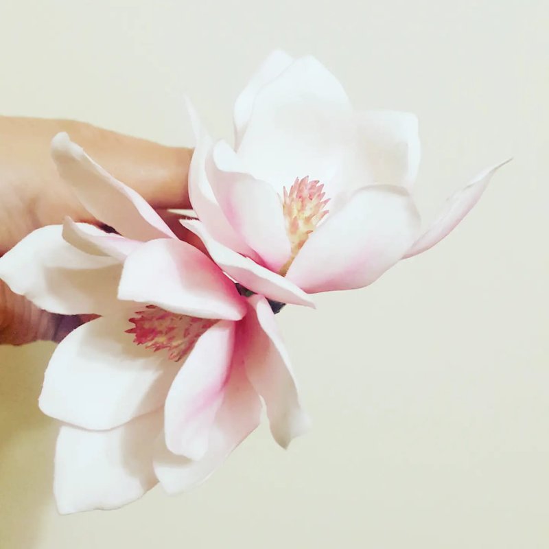 White Pink magnolia hairpin/ Handmade flower hair accessories/ Bridal headdress - 发饰 - 其他材质 白色