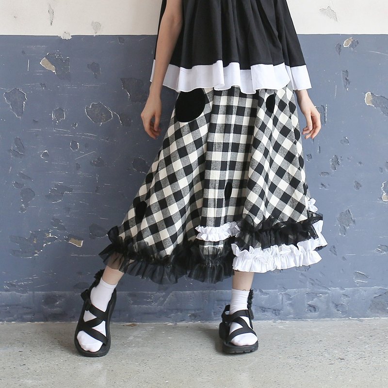 黑白格缀花中长裙 - imakokoni - 裙子 - 棉．麻 黑色
