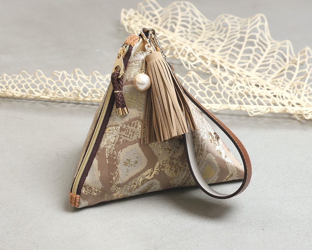 Moon Child triangular clutch pouch bag - 化妆包/杂物包 - 其他材质 金色