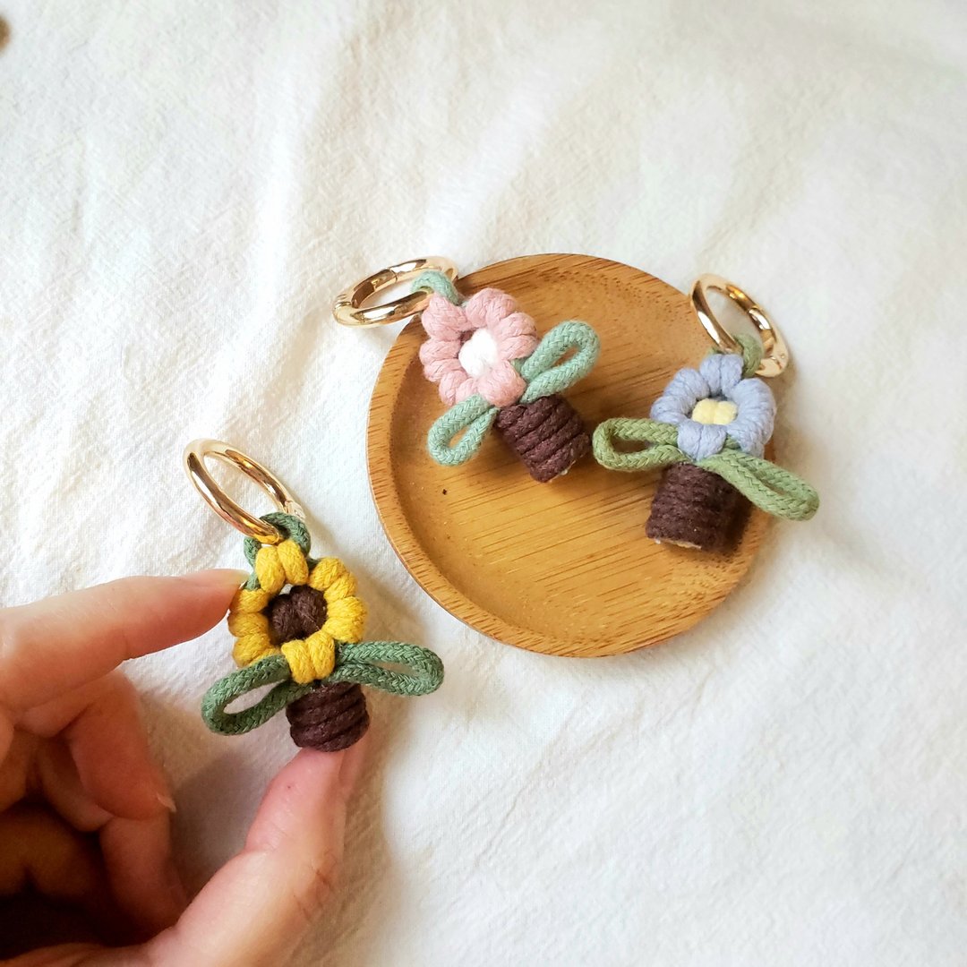 编织小花盆锁匙扣 Macrame flower pot keychain - 钥匙链/钥匙包 - 棉 多色