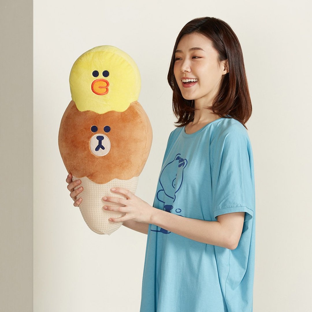 LINE FRIENDS 熊大莎莉甜筒抱枕 - 枕头/抱枕 - 棉．麻 卡其色