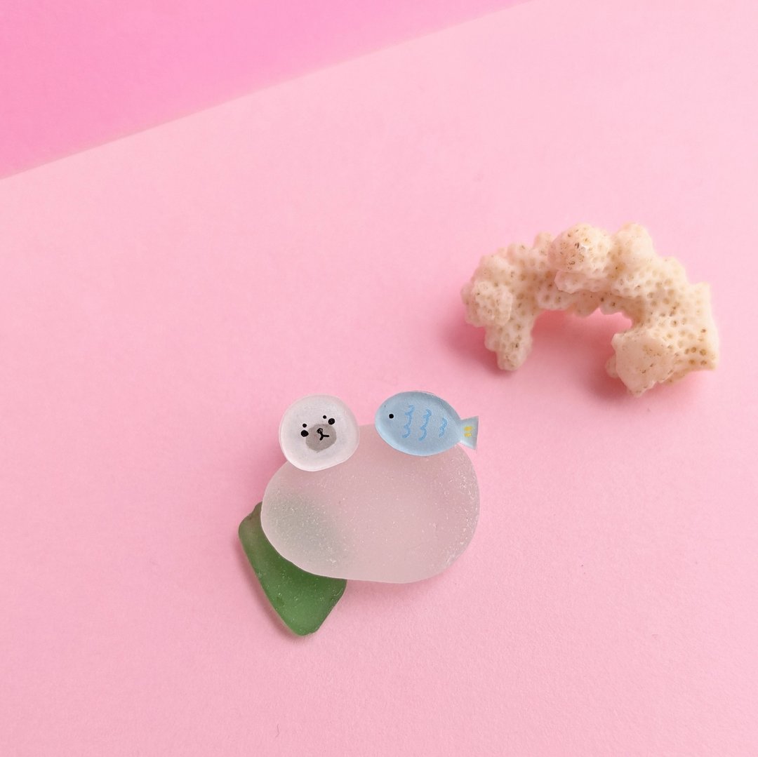 Hand-painted seal x fish hand-painted plastic earrings Clip-On - 耳环/耳夹 - 塑料 白色