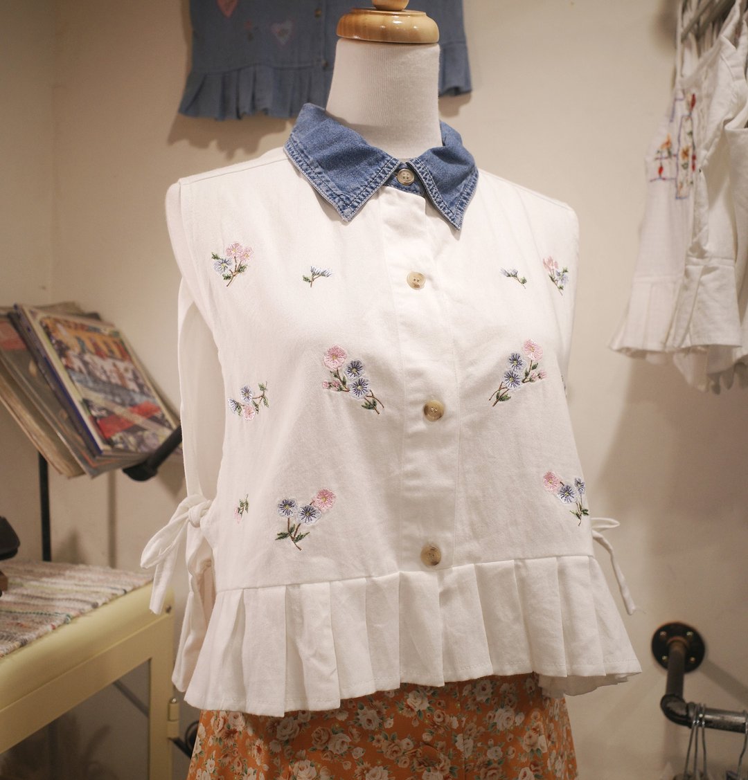 Back to Green- 再制领子刺绣绑带背心 初恋花束 vintage vest - 女装背心 - 棉．麻 