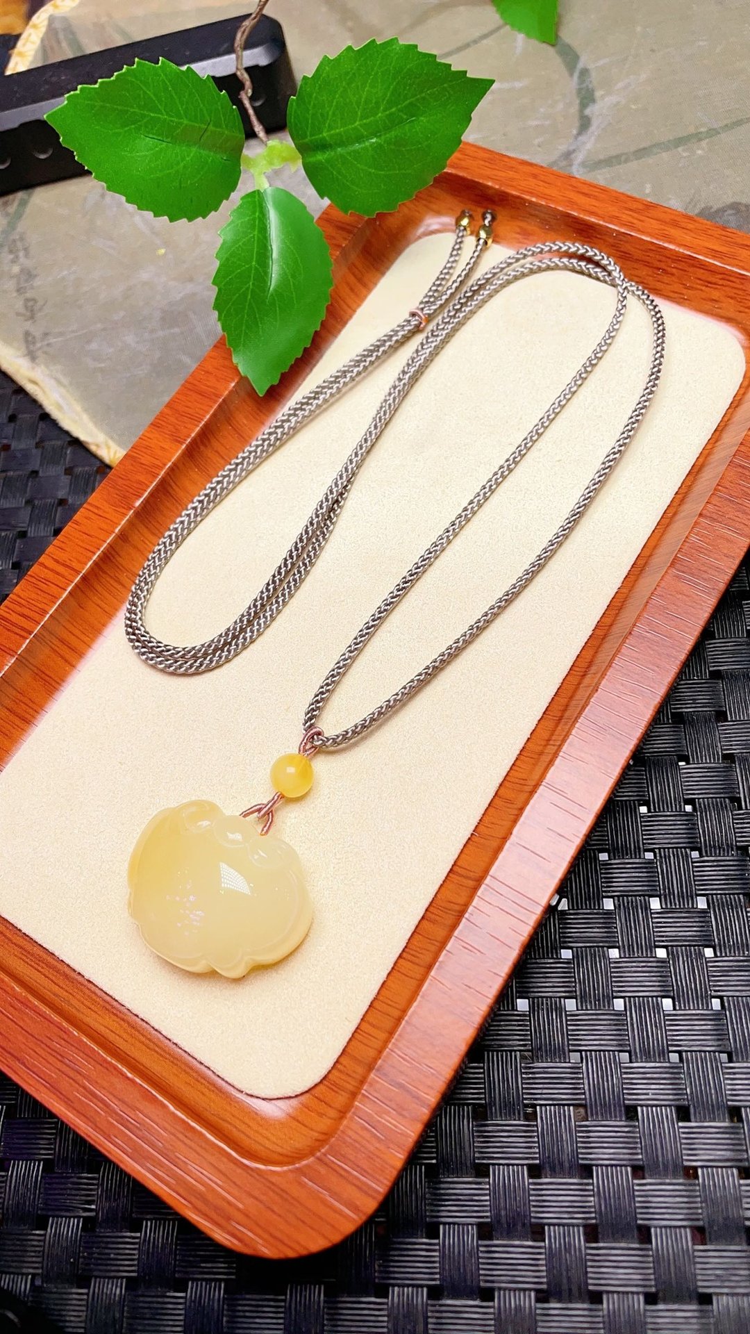 原创手工定制天然蜜蜡如意锁吊坠 色泽油润 规格22.3×29.4×13.2 - 吊饰 - 水晶 