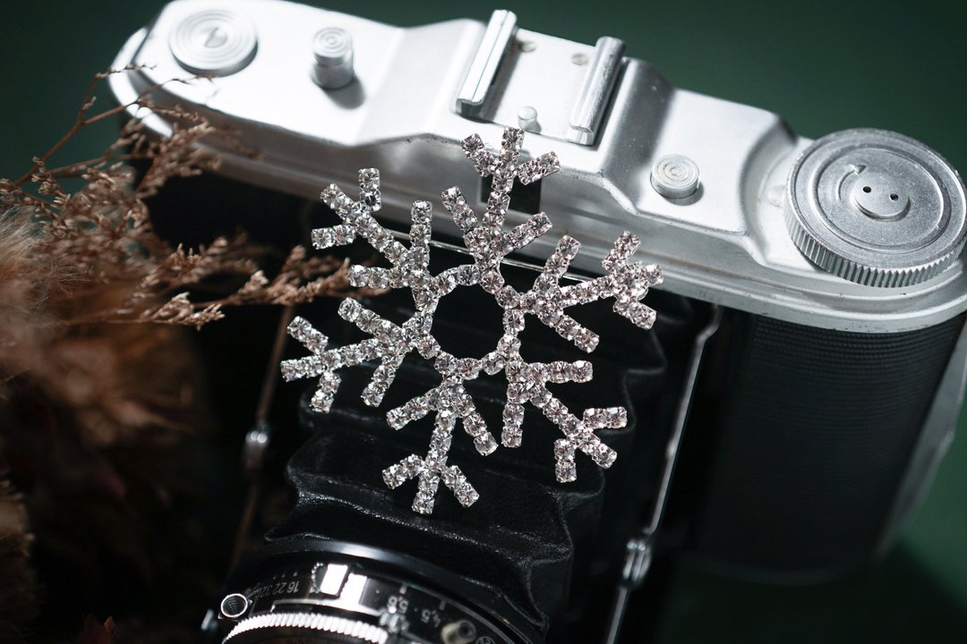 【古董饰品/西洋老件】VINTAGE超闪亮雪花造型古着胸针 - 胸针 - 其他金属 银色