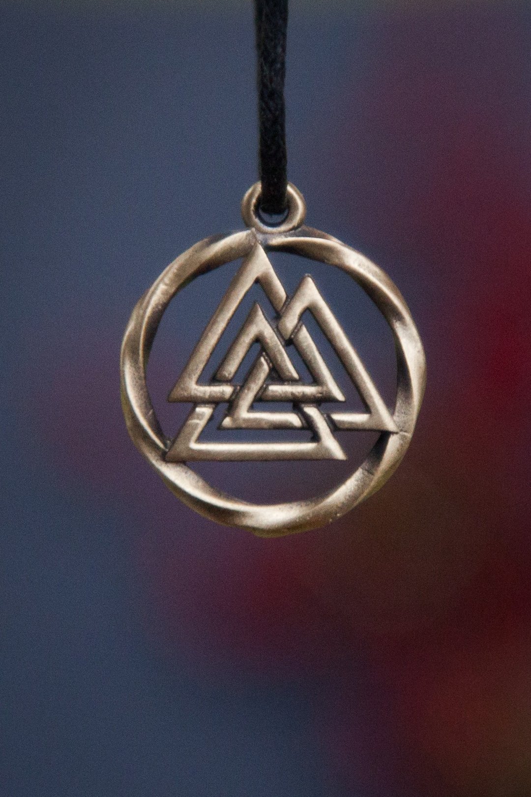 维京风格的 Valknut 标志形式的青铜吊坠。 奥丁的项链结。 - 项链 - 其他金属 橘色