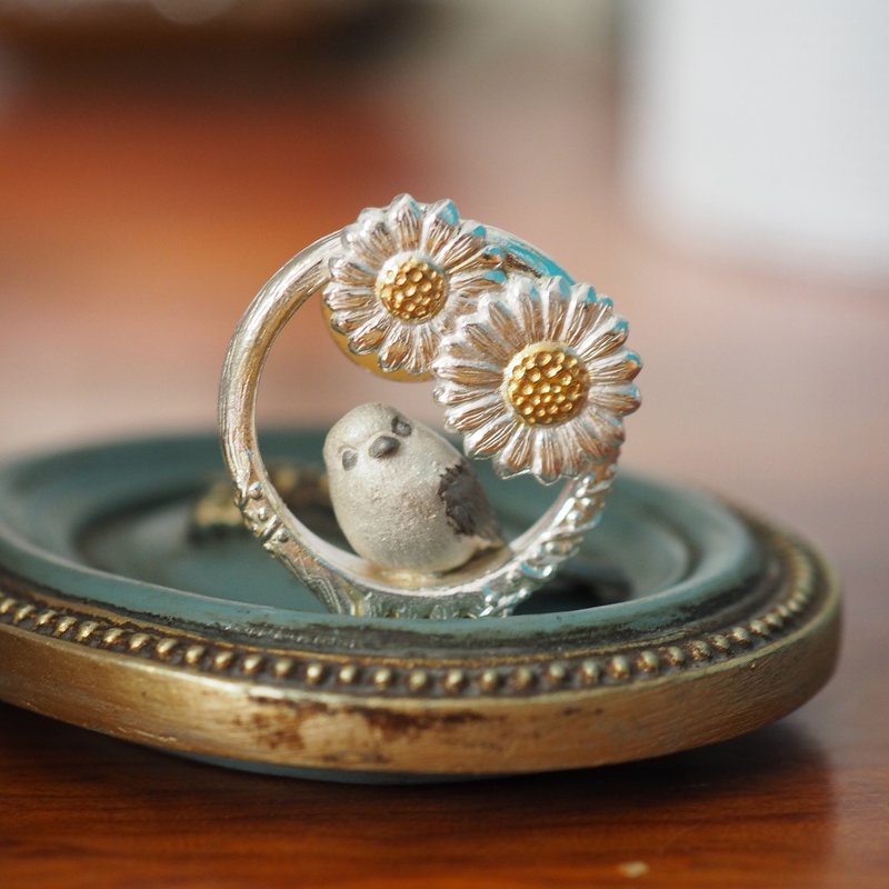 银质​​胸针，饰有长尾山雀和栖息在树枝上的花痴 - 徽章/别针 - 纯银 白色