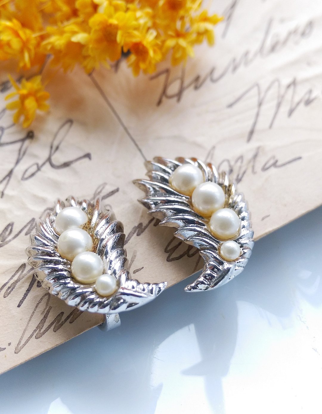 Vintage Jewelry 西洋古董饰品 TRIFARI 银叶仿珠 夹式耳环 - 耳环/耳夹 - 其他金属 金色