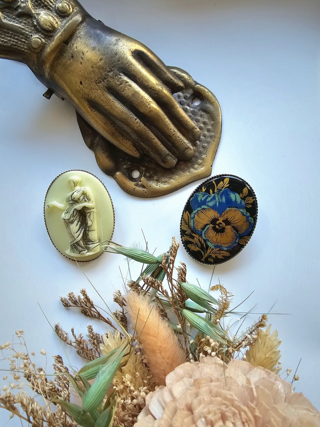 希腊女神cameo黑金三色堇/胸针/别针/vintage西洋古董饰品 - 胸针 - 其他材质 