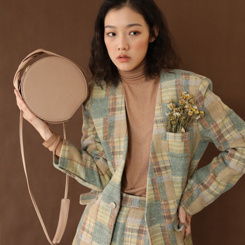 榛果褐色 圆形手工打结麻花进口头层牛皮制 真皮立体斜背包 - 侧背包/斜挎包 - 真皮 卡其色