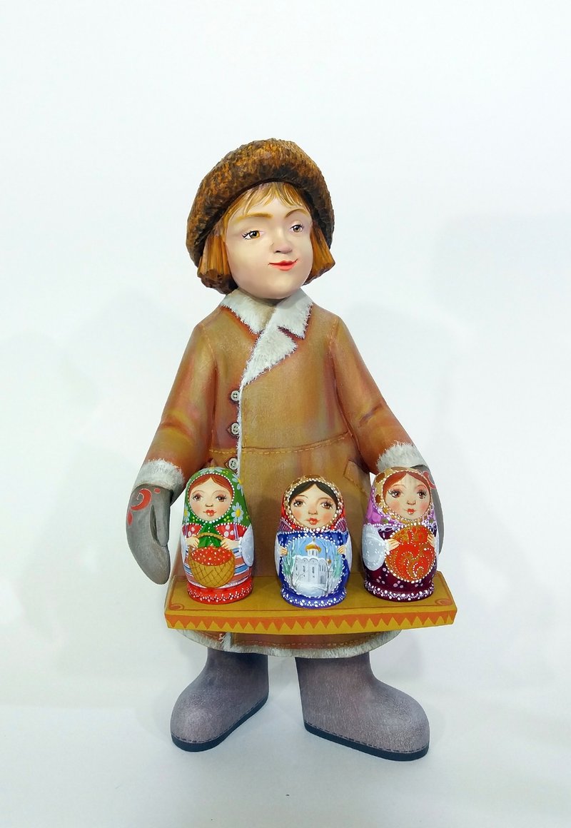 一个男孩的木制小雕像与俄罗斯套娃22厘米8.66英寸。完全手工制作 - 摆饰 - 木头 多色
