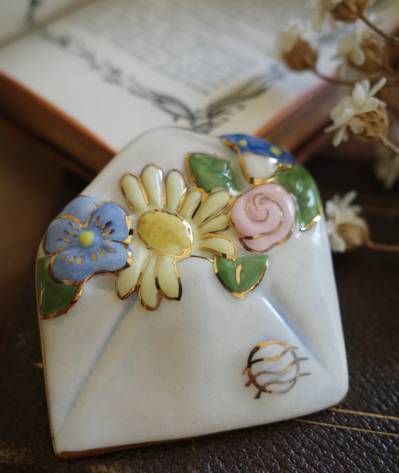 古董Vintage 金框陶瓷信封小花古典别针 A29 - 胸针 - 其他金属 金色