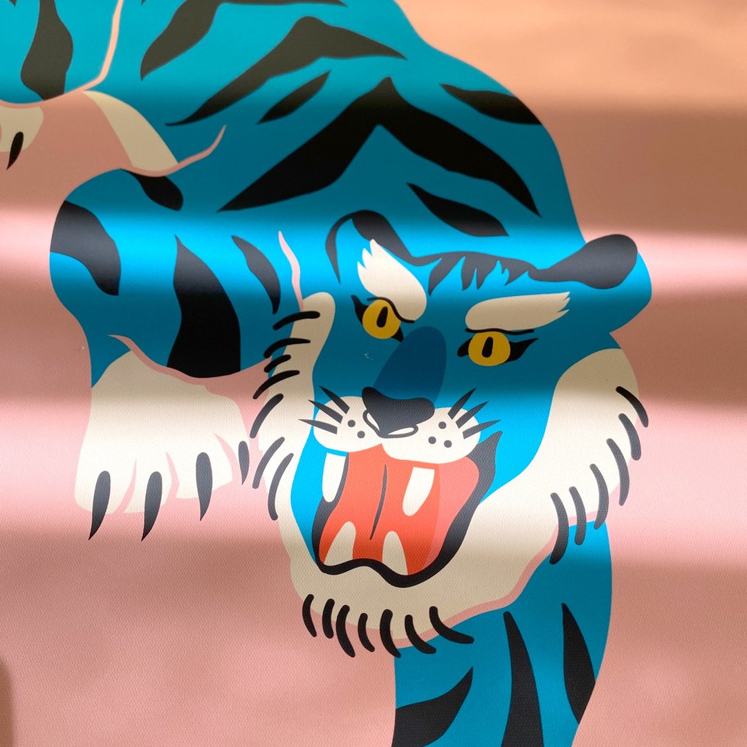 【微瑕特惠】【福利品】粉 • 猛虎出柙 - 霸气老虎挂画/房间布置 - 海报/装饰画/版画 - 棉．麻 多色