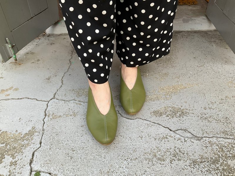 为穿搭增添一抹亮色。好走的女士V领 उंच跟鞋 | 全新色橄榄绿登场 - 女款休闲鞋 - 真皮 绿色