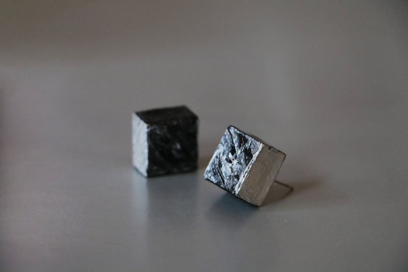 大银晖_黑银色 手绘耳环 (可改夹) - 耳环/耳夹 - 木头 银色