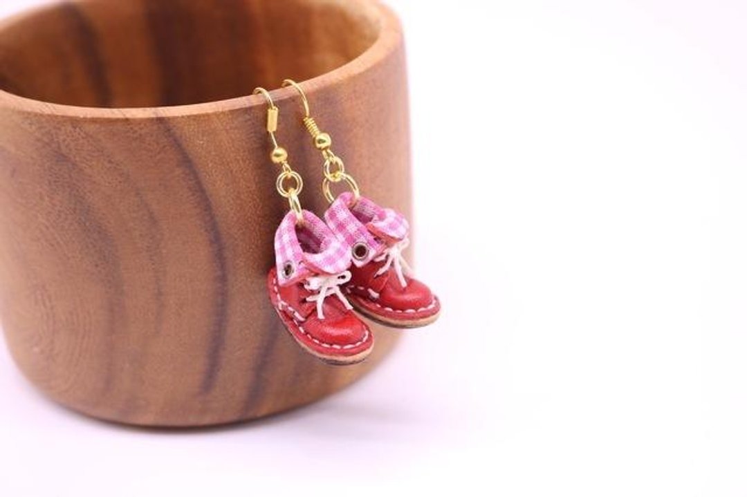 Small leather boots swaying pierced earrings | Strawberry lining - 项链 - 真皮 