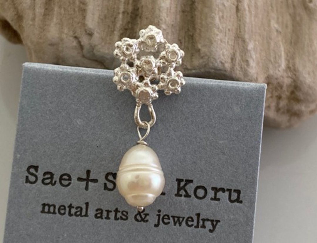 Snow Flake + Pearl ◇Freshwater pearl SV pin brooch - 胸针 - 宝石 