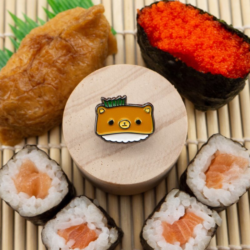 Inari Bear Enamel Pin - 胸针 - 其他金属 咖啡色