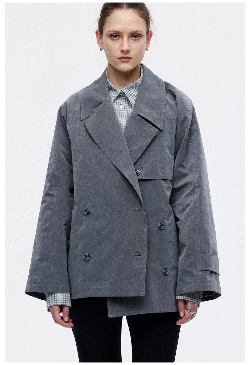 灰色 雪花光澤大翻領配腰帶挺拓外套 廓形插肩袖寬松休閒短款風衣 - 女装休闲/机能外套 - 棉．麻 灰色