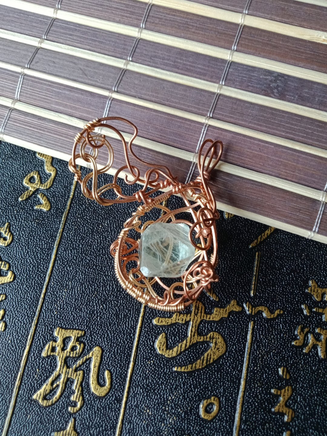 佚名山河。盒。萤石。金属编织。附仿皮绳 - 其他 - 宝石 橘色