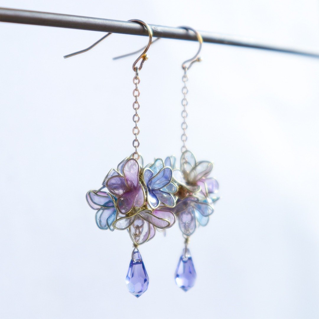 Flower ball earrings purple - 耳环/耳夹 - 其他材质 紫色