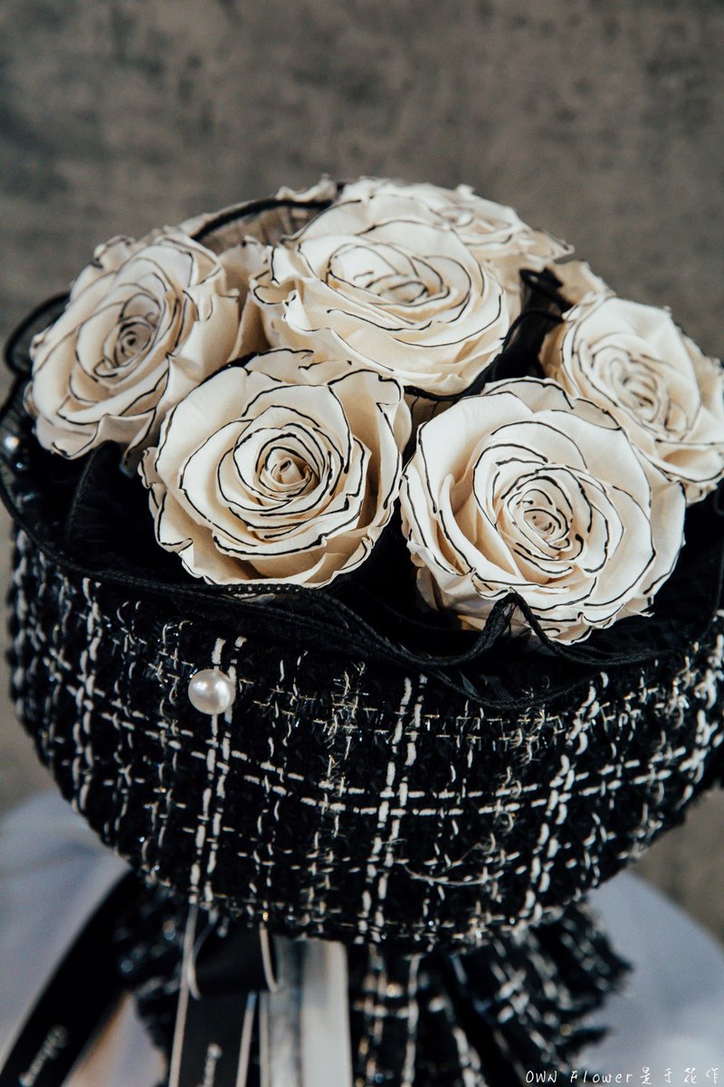 小香风花束附礼盒/香奈儿花束/永生花束/9朵厄瓜多尔尔大玫瑰/不凋花 - 干燥花/捧花 - 植物．花 黑色