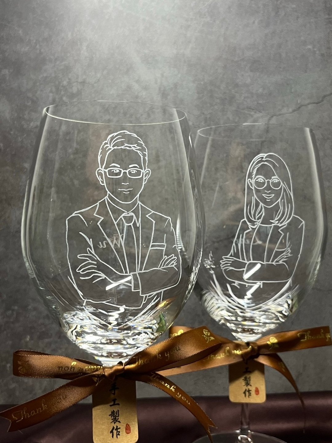 【定制化礼物】夫妻各一杯 精致似颜绘 结婚对杯 玻璃杯 雕刻酒杯 - 订制画像 - 玻璃 透明