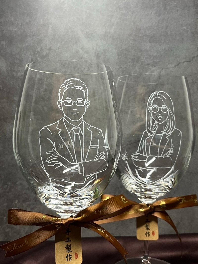 【定制化礼物】夫妻各一杯 精致似颜绘 结婚对杯 玻璃杯 雕刻酒杯 - 订制画像 - 玻璃 透明