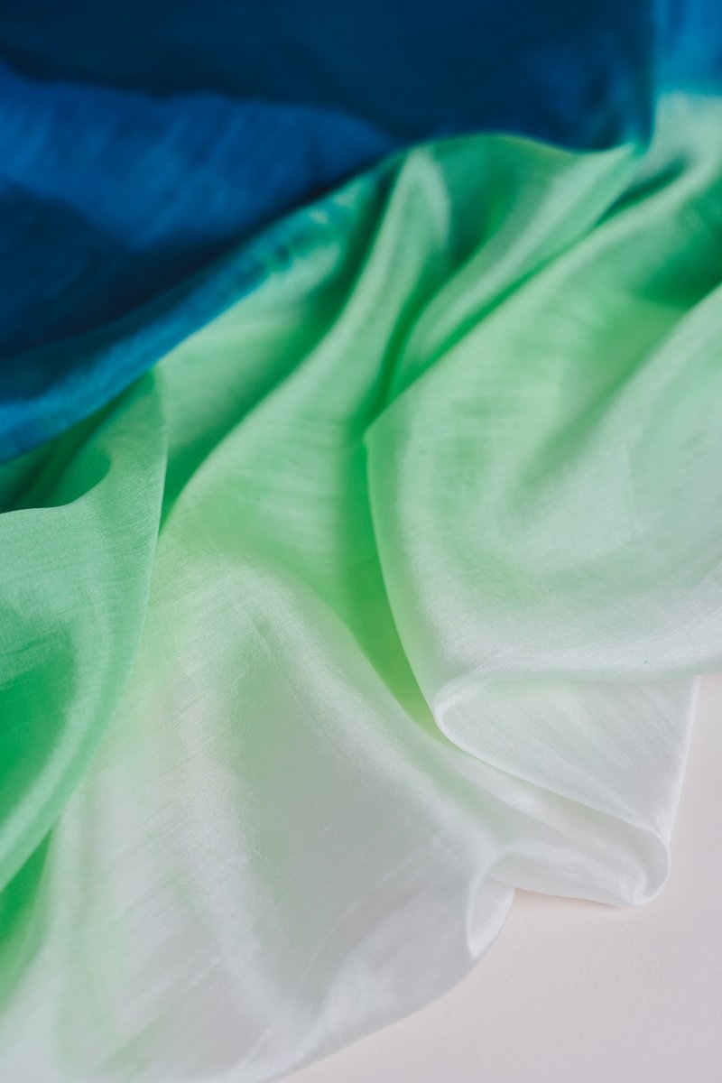 100% 桑蚕丝围巾 - 手工染色，轻盈，蓝绿色渐变色 - 丝巾 - 丝．绢 绿色