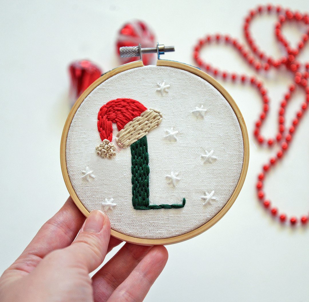Christmas 26 Letter Embroidery PDF Pattern Floral Alphabet Initial Cross Stitch - 墙贴/壁贴 - 绣线 红色
