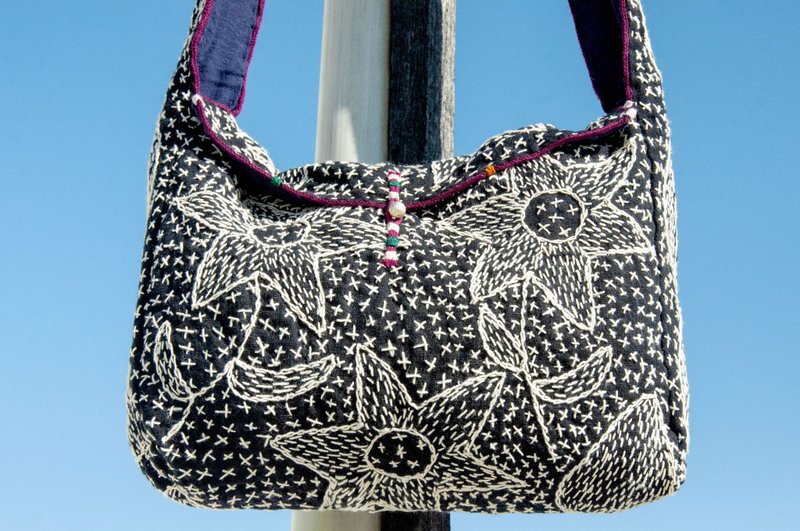 手缝纯棉布侧背包 刺绣斜背包 手工刺绣肩背包 手缝蓝染包indigo - 侧背包/斜挎包 - 棉．麻 蓝色