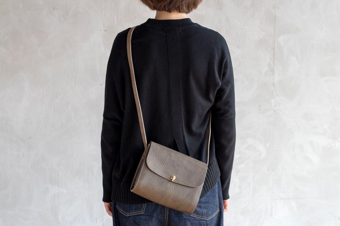 okoshi shoulder bag medium - 侧背包/斜挎包 - 真皮 灰色