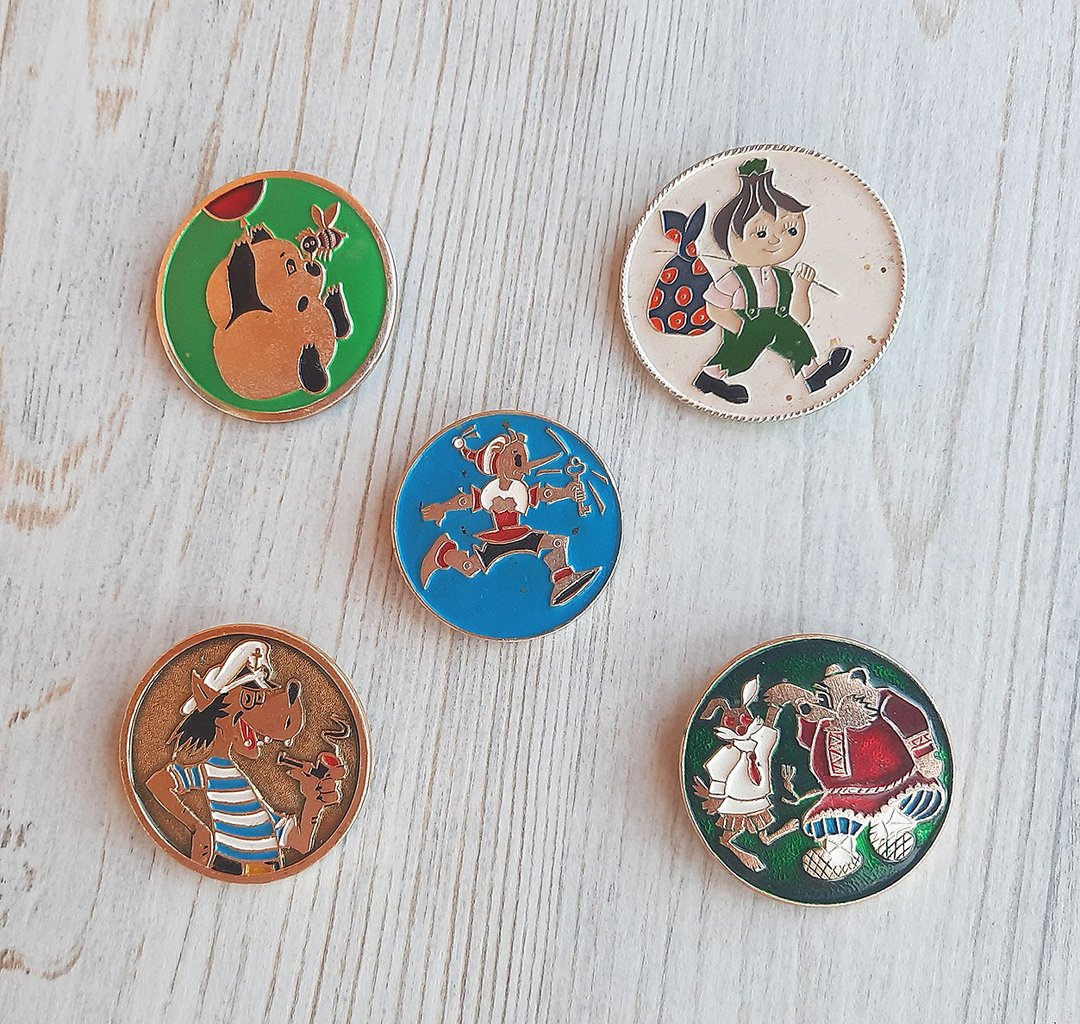 Russian vintage cartoon characters pins badges - Soviet round kids pin badge - 徽章/别针 - 铝合金 